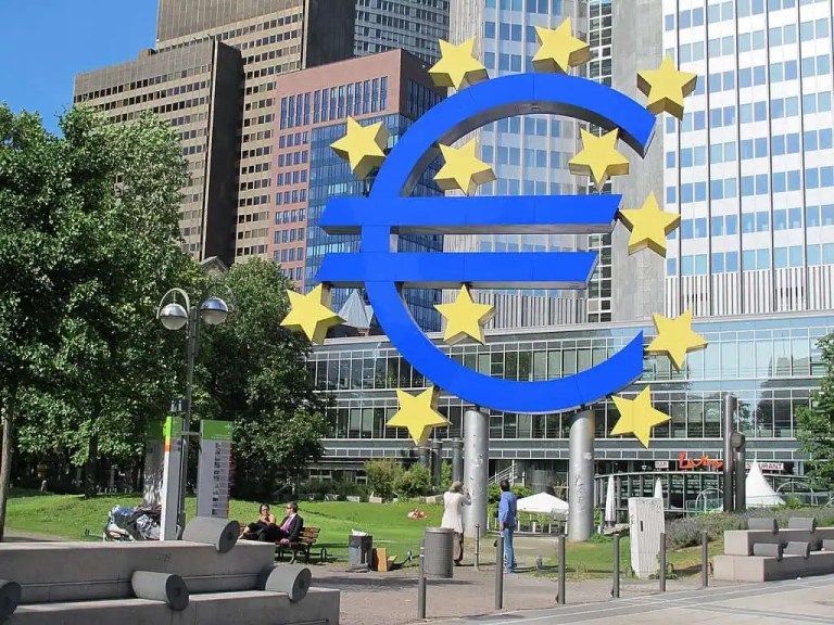 Die_Euro-Statue_mit_zwölf_Sternen