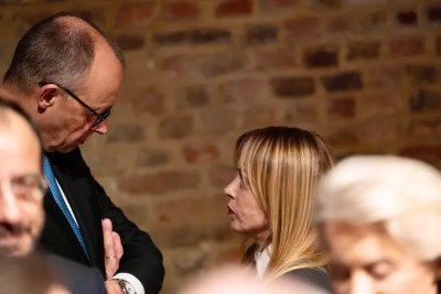 Sotto l'asse, i capponi europei crepano